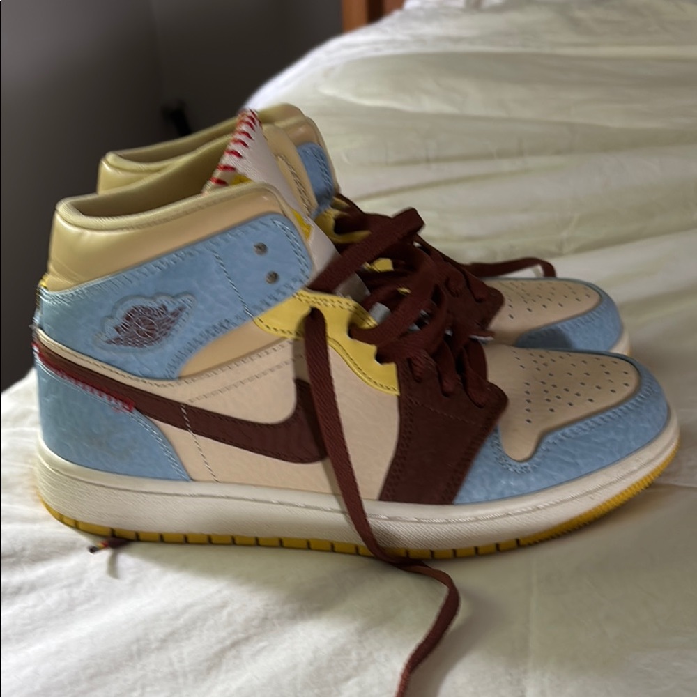 Nike Cream and Blue Sneakers High-Top Style